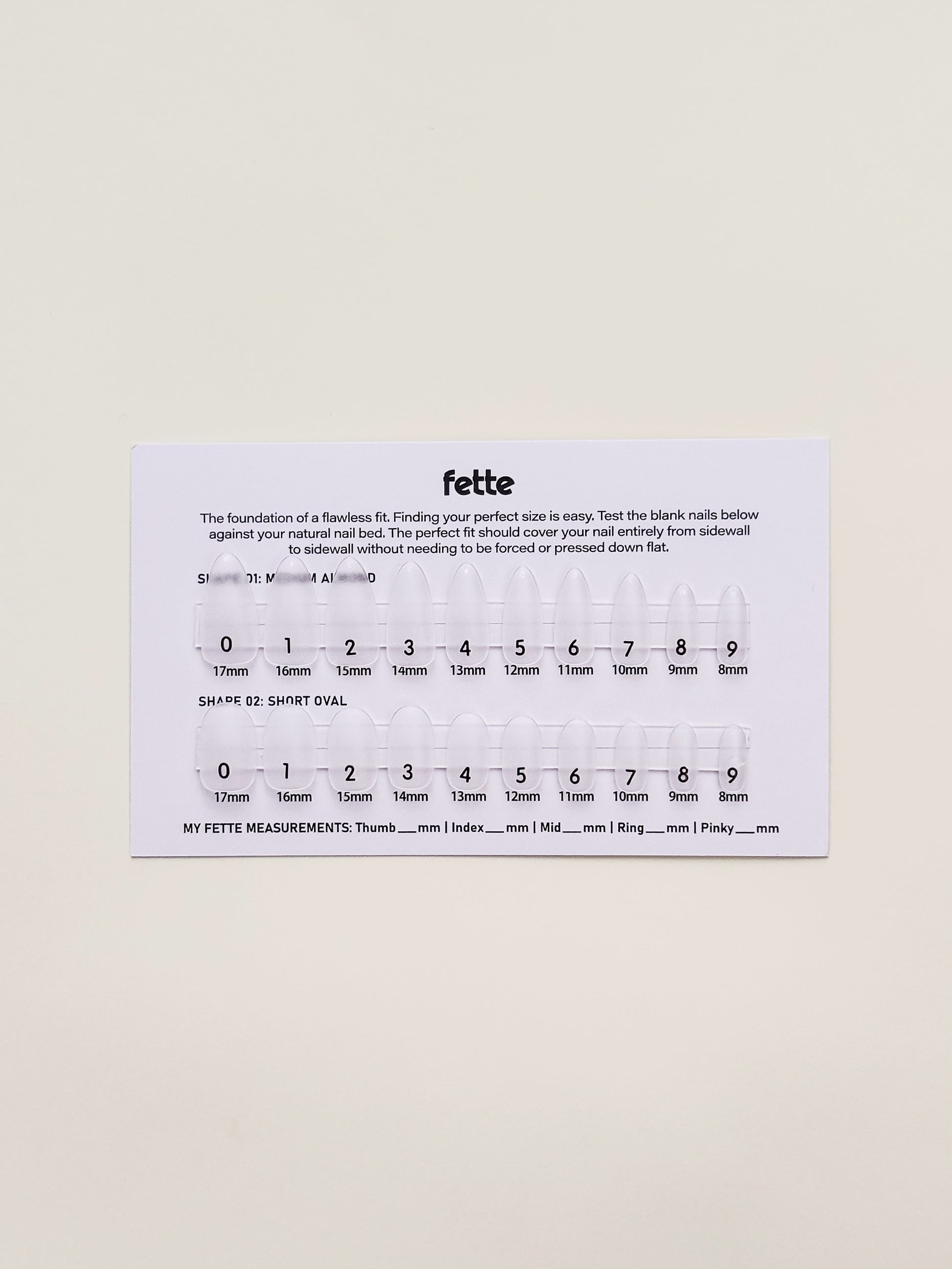 Fette press-on nail sizing kit card displaying medium almond and short oval nail sizes from 0 to 9 for accurate reusable false nail fitting.